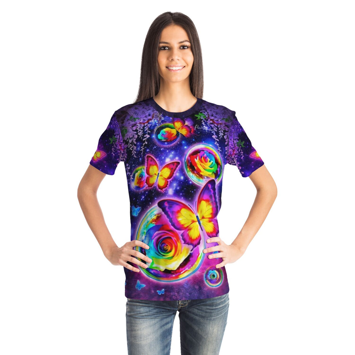 Frau trägt ein T-Shirt mit buntem Schmetterling und Regenbogen-Rosen Motiv, inspiriert von Diamond Painting Kunstwerken.