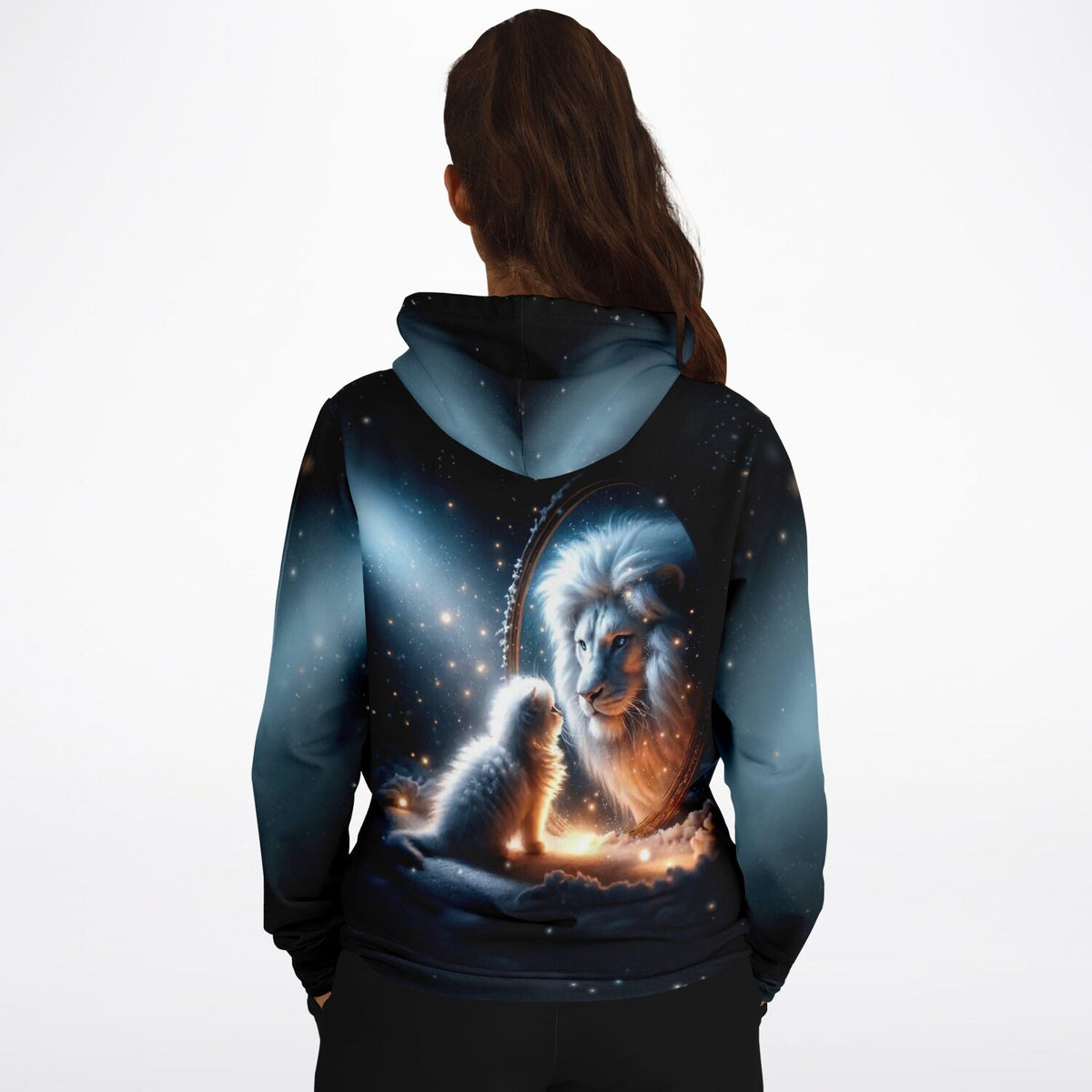 Dreamer Hoodie mit Löwen-Motiv, das eine kleine Katze vor einem Spiegel zeigt, ideal für Diamond Painting Fans.