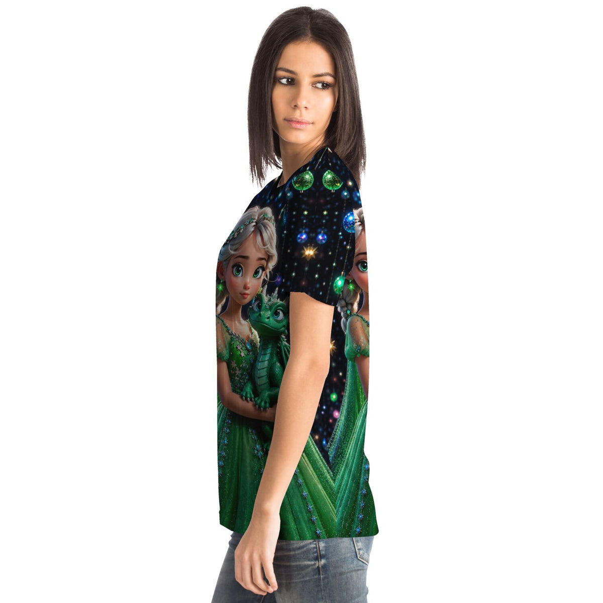 Frau trägt Dreamer T-Shirt mit Dragon Girl Motiv, im Stil von Diamond Painting und Malen nach Zahlen für Erwachsene