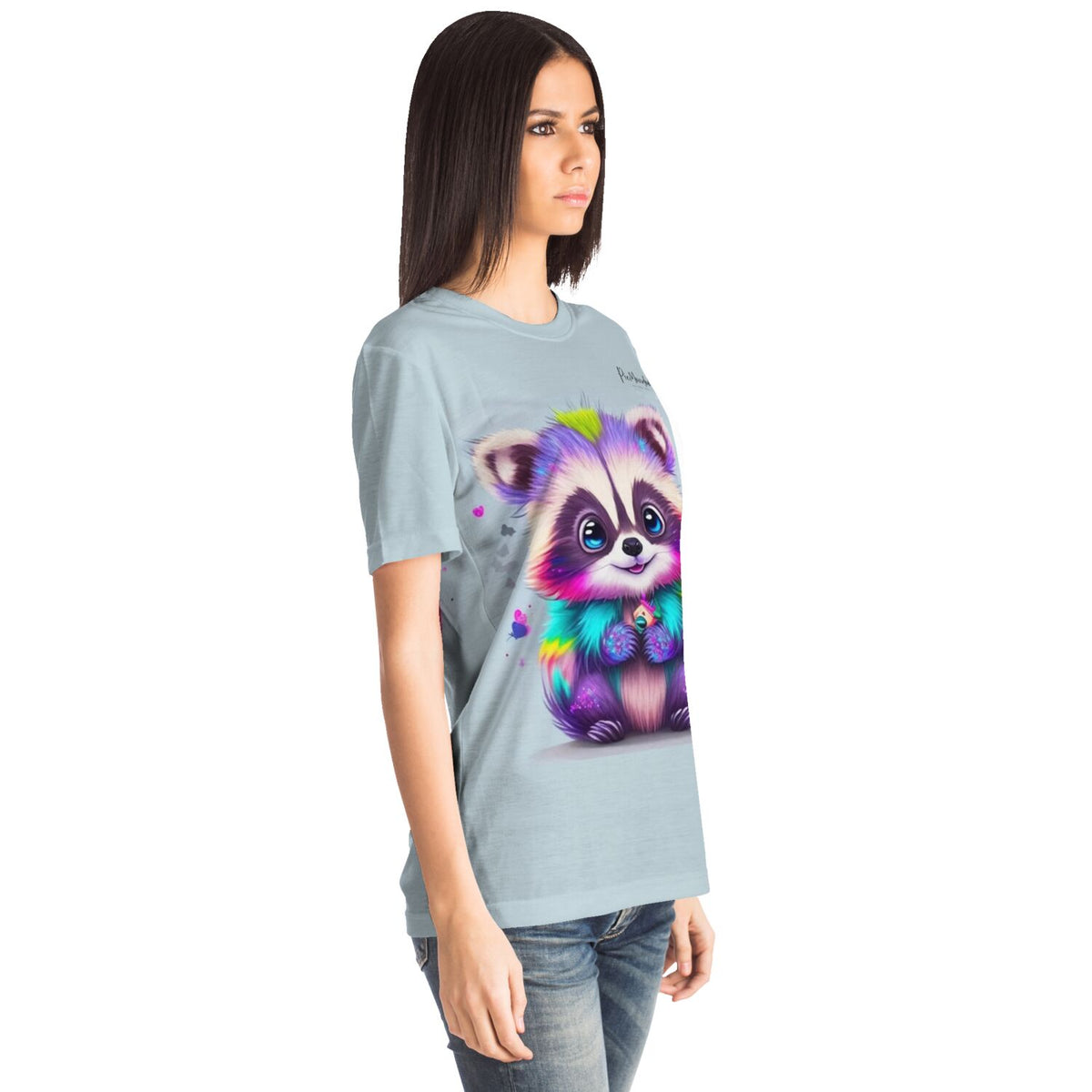 Frau trägt hellblaues T-Shirt mit buntem Waschbär-Motiv im Stil von Diamond Painting und Malen nach Zahlen Designs