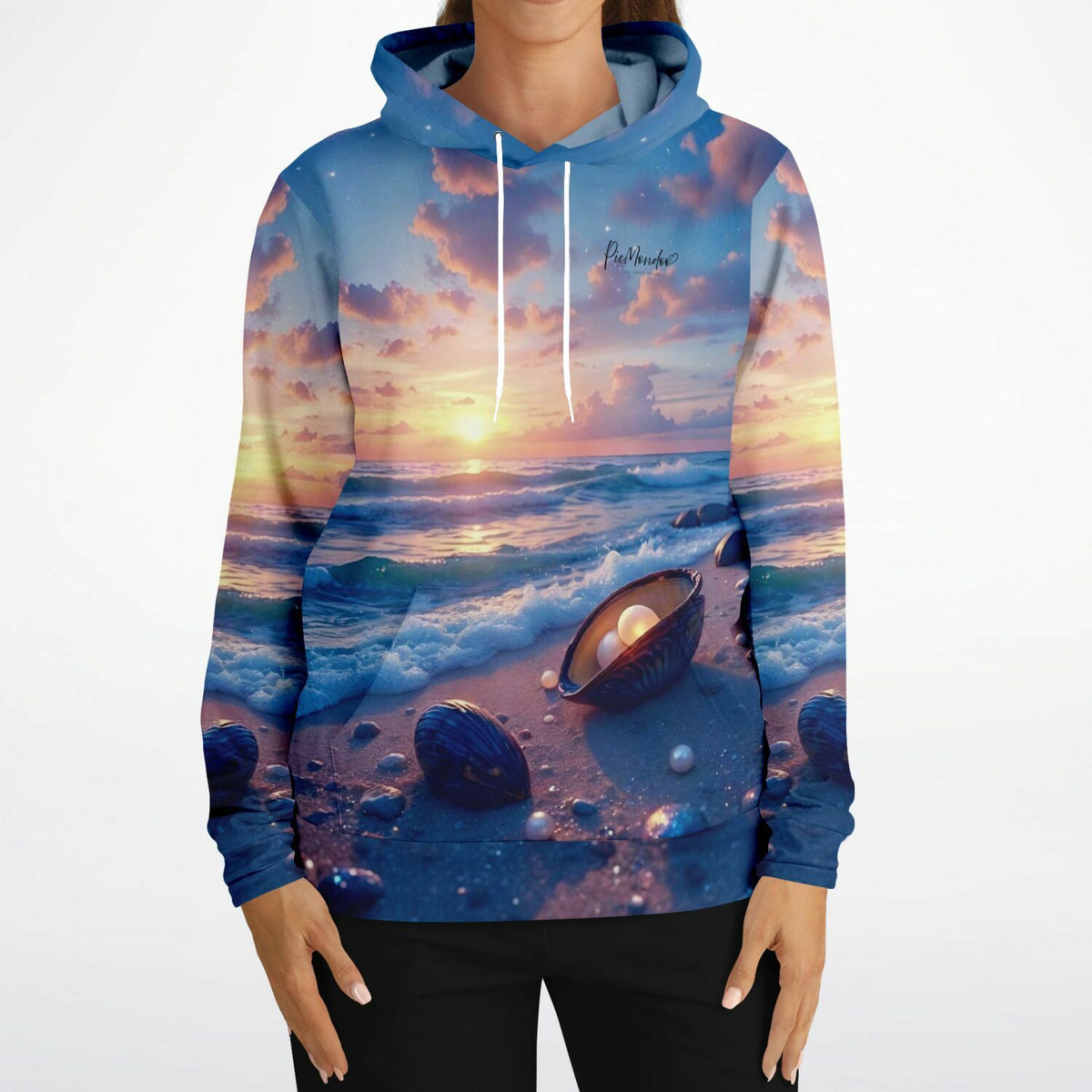 Dreamer Hoodie mit Strandliebe Motiv: Sonnenuntergang am Meer, Muscheln und Perlen in lebendigen Blau- und Goldtönen.