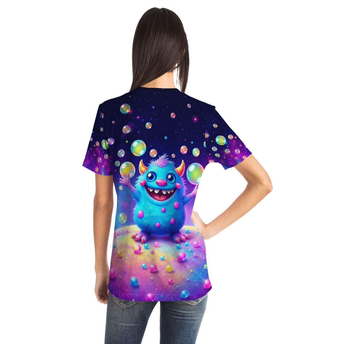 Frau trägt Dreamer T-Shirt mit buntem Monster-Motiv, inspiriert von Diamond Painting und Malen nach Zahlen Designs