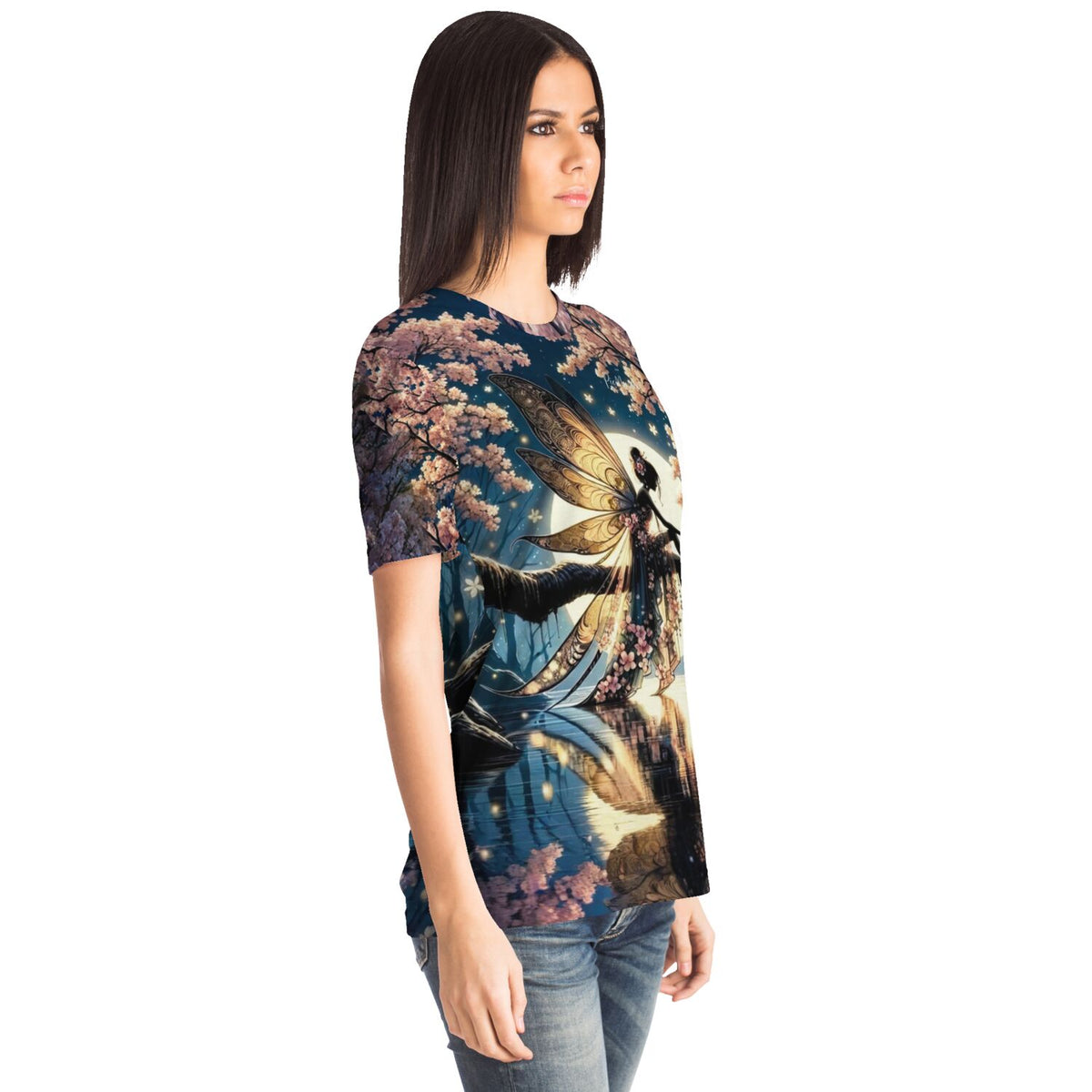 Frau trägt Dreamer T-Shirt mit Mondscheinfee-Motiv im Stil von Diamond Painting oder Malen nach Zahlen