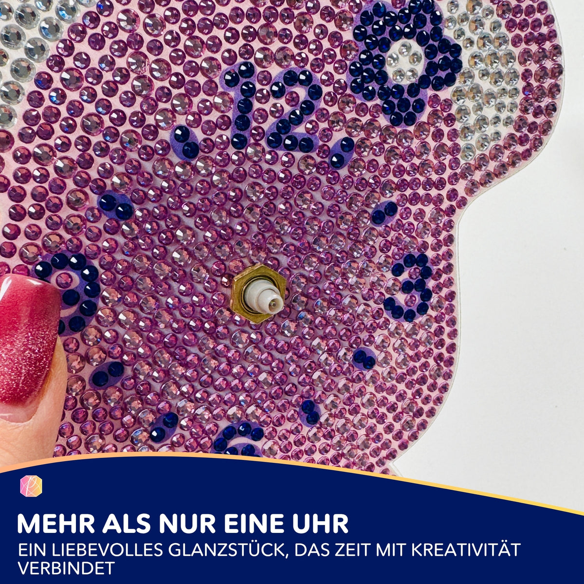 Diamond Painting Standuhr in Bärenform mit glitzernden pinken Steinen, Blumenmotiv und integriertem Uhrwerk.