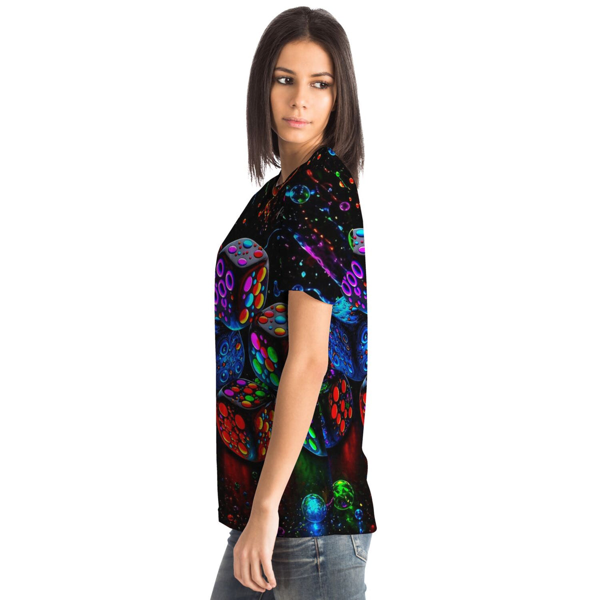 Frau trägt T-Shirt mit buntem Würfel-Motiv, das an farbenfrohe Diamond Painting Kunst erinnert