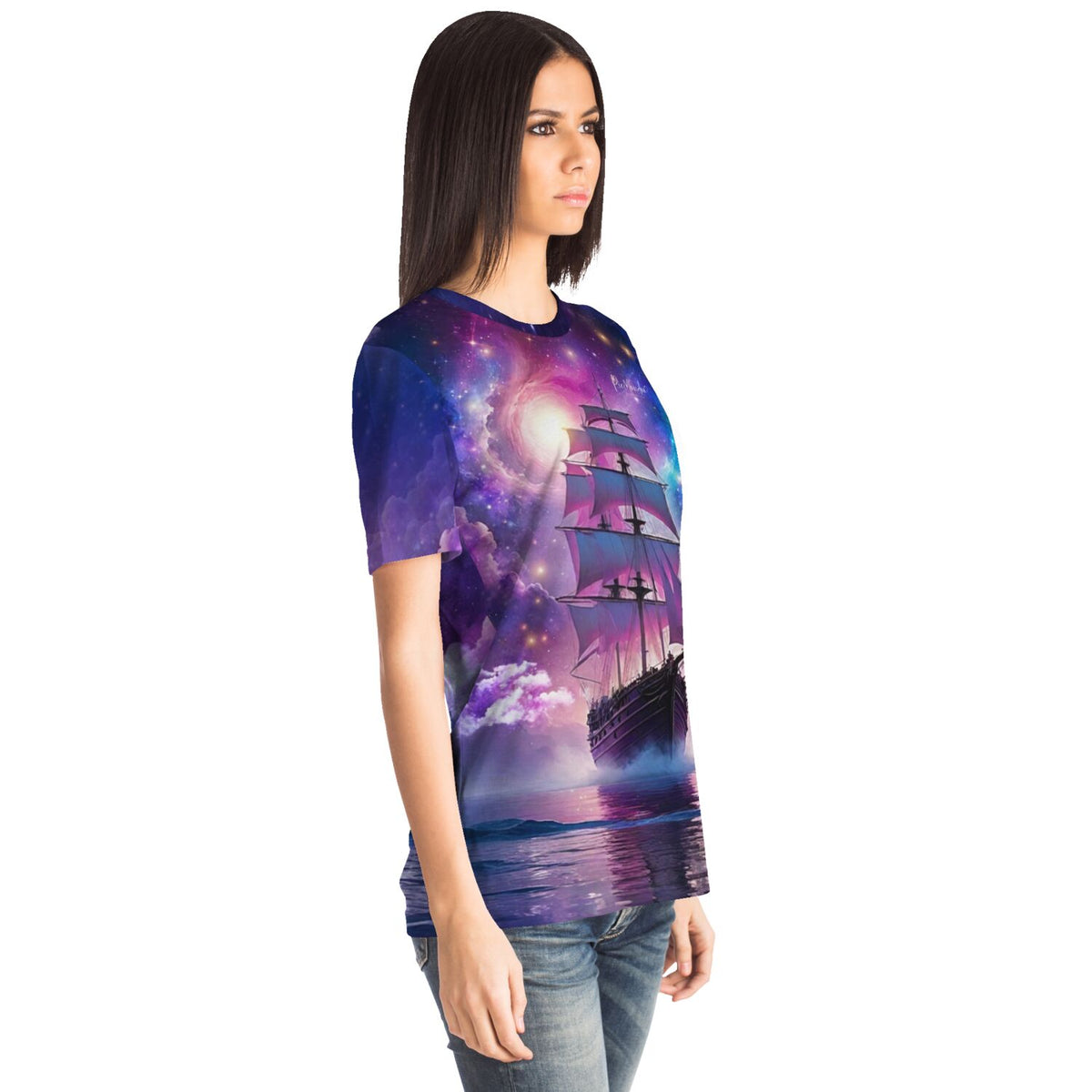 Frau trägt ein T-Shirt mit Starlight Ocean Motiv, passend im Stil zu unseren beliebten Diamond Painting Sets