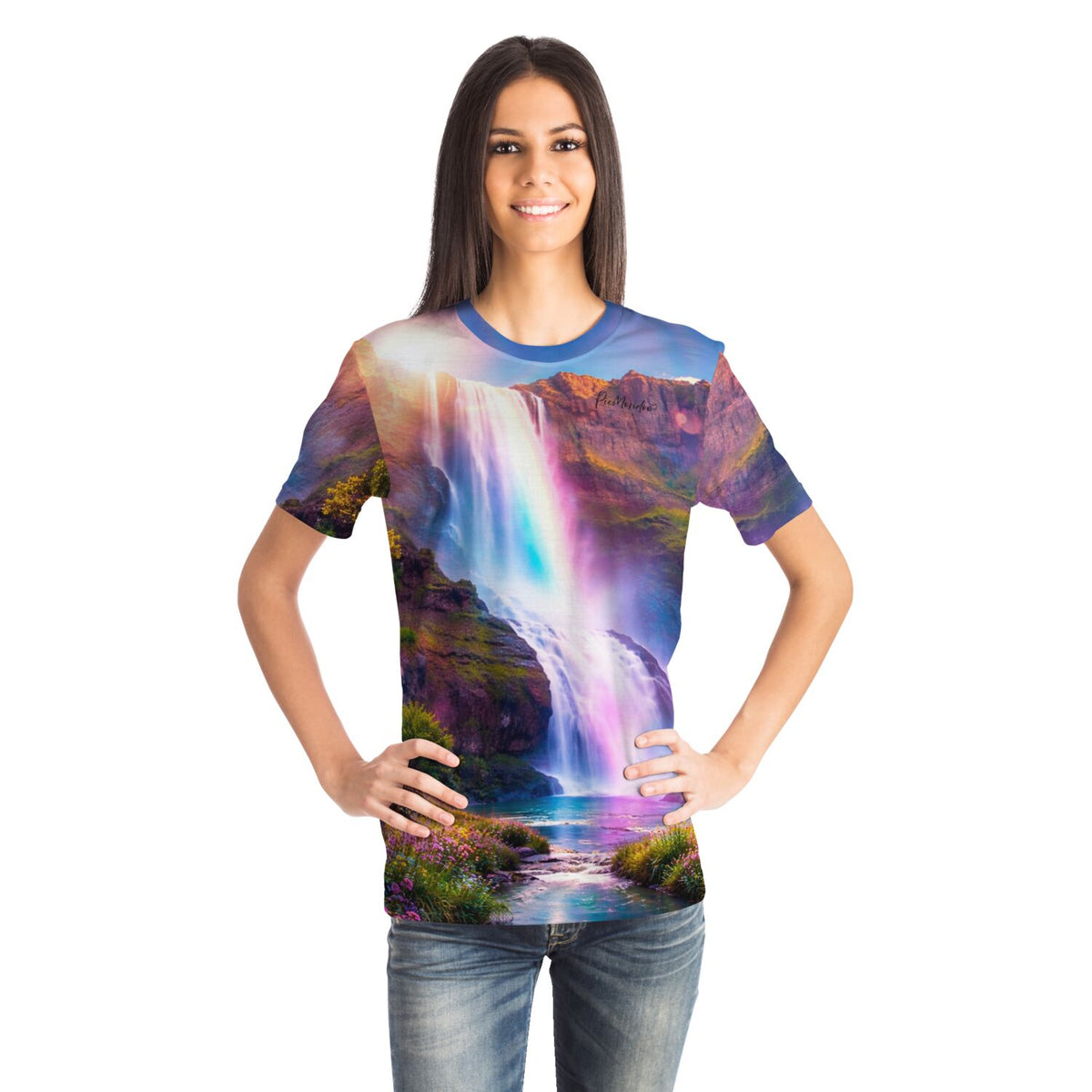 Frau trägt Dreamer T-Shirt mit buntem Wasserfall-Motiv im Stil von Malen nach Zahlen und Diamond Painting Kunst