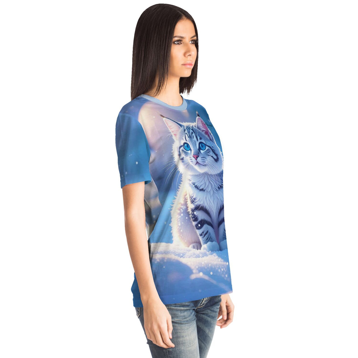 Frau trägt blaues T-Shirt mit Schneegeist Katzen-Motiv, inspiriert von Diamond Painting und Malen nach Zahlen Kunst