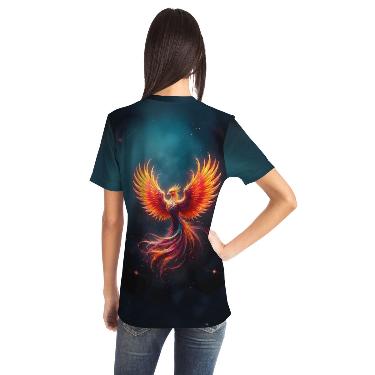 Frau trägt T-Shirt mit farbenfrohem Phönix-Motiv im Diamond Painting Stil und lebendigen Flammenfarben auf dunklem Grund.