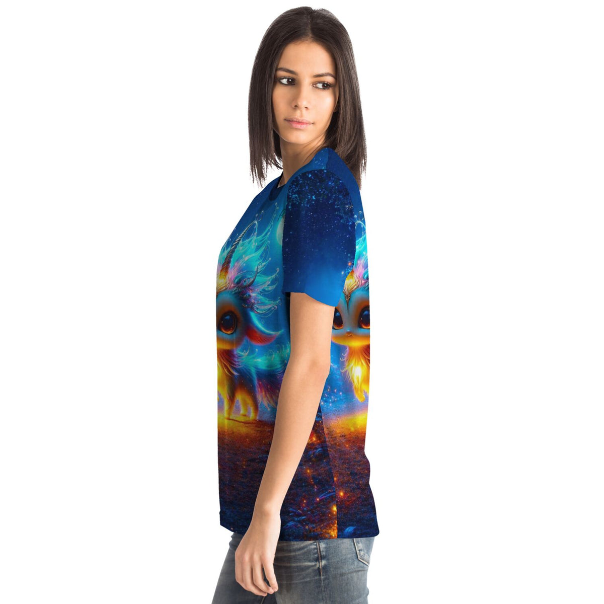 Frau trägt Dreamer T-Shirt Mondscheintanz mit farbenfrohem Fantasy-Wesen Motiv im Diamond Painting Stil