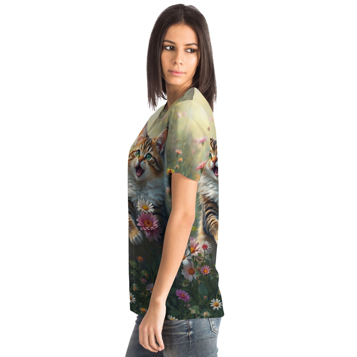 Frau trägt ein T-Shirt mit Katzen-Motiv in Blumenwiese, passend zu beliebten Malen nach Zahlen Motiven für Erwachsene