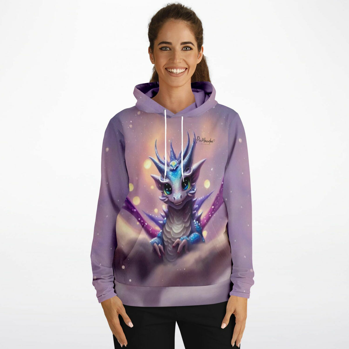 Frau trägt lilafarbenen Dreamer Hoodie mit süßem Drachen-Motiv, inspiriert von Diamond Painting und Malen nach Zahlen Designs