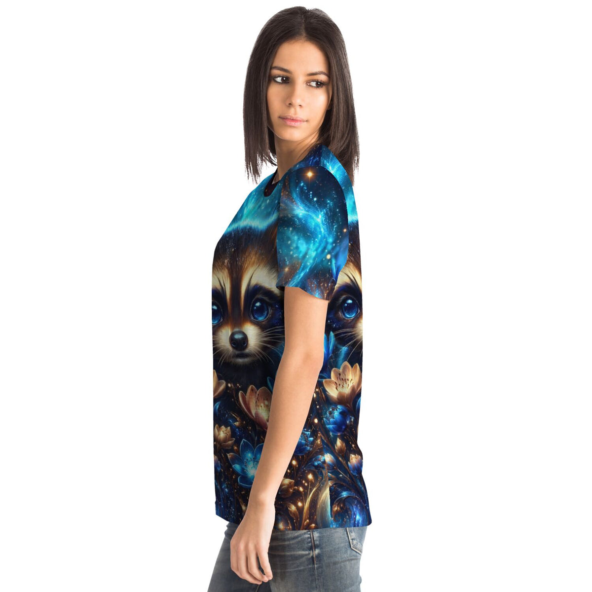Frau trägt T-Shirt mit Waschbär-Motiv im Galaxie-Design, passend zu den kreativen Stilen von Diamond Painting Designs.