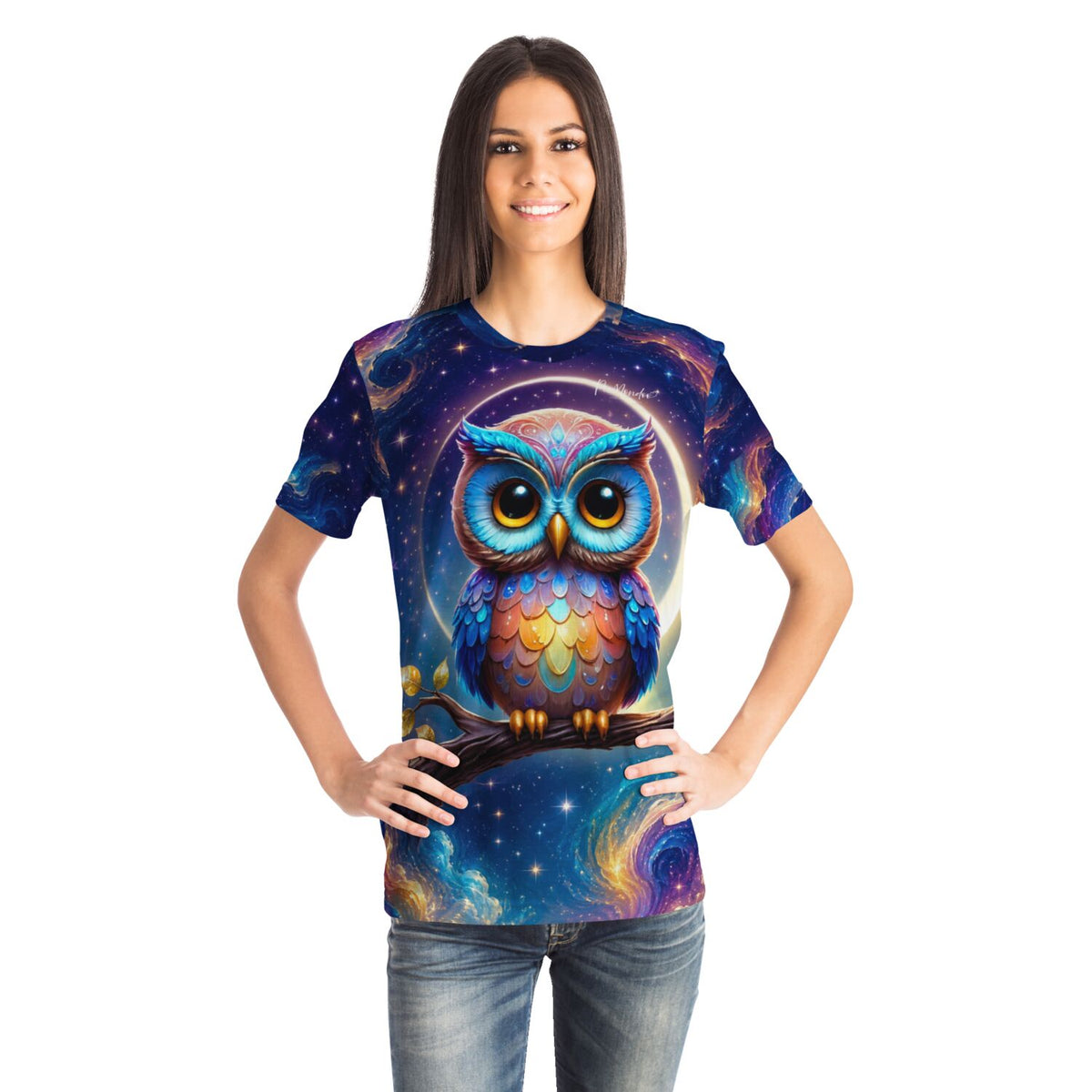 Frau trägt Dreamer T-Shirt mit buntem Eulen-Motiv Owl Oskar im galaktischen Design, perfekt für Diamond Painting Fans.