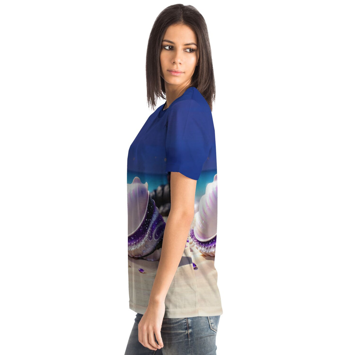 Frau trägt Dreamer T-Shirt mit violettem Muschel-Motiv im realistischen Design für Fans von Diamond Painting und Kunst.
