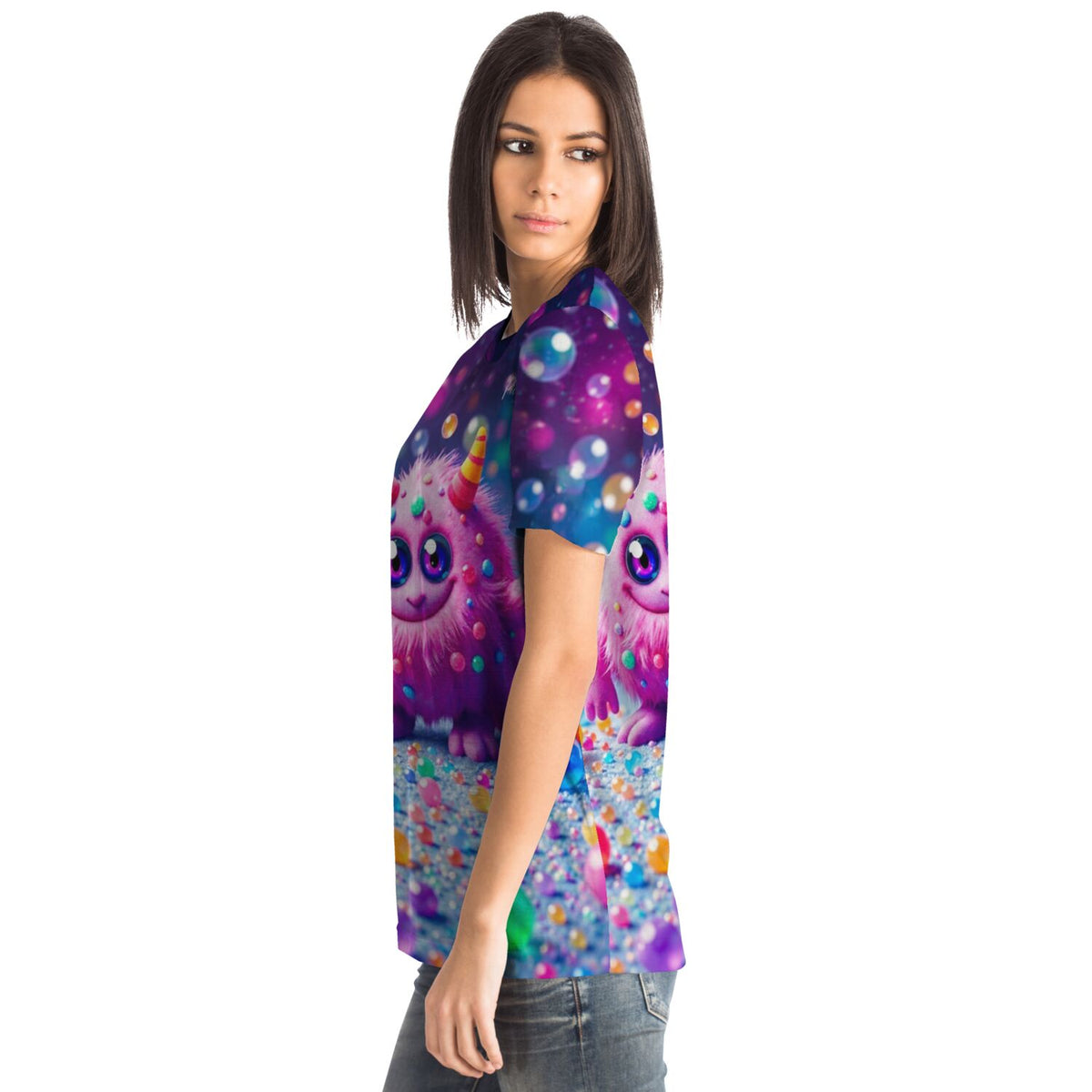Frau trägt ein Dreamer T-Shirt mit buntem, felligen Einhorn-Motiv im Diamond Painting und Malen nach Zahlen Stil