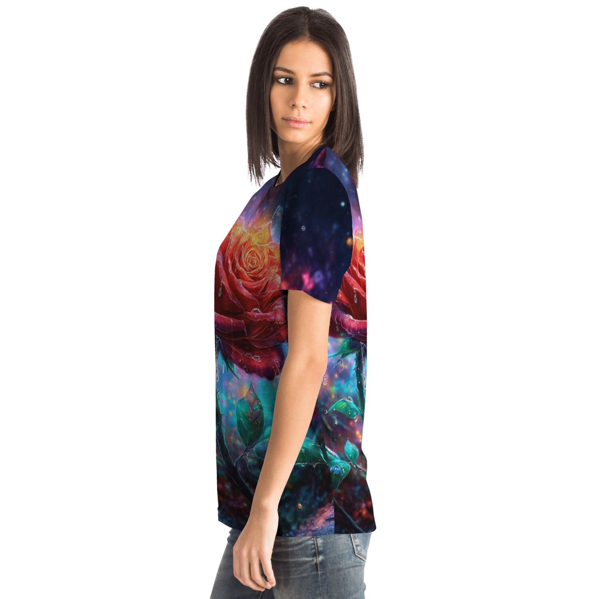 Frau trägt Dreamer T-Shirt mit buntem Rosen Motiv im Regentanz Stil, ideal als Vorlage für Diamond Painting oder Malen