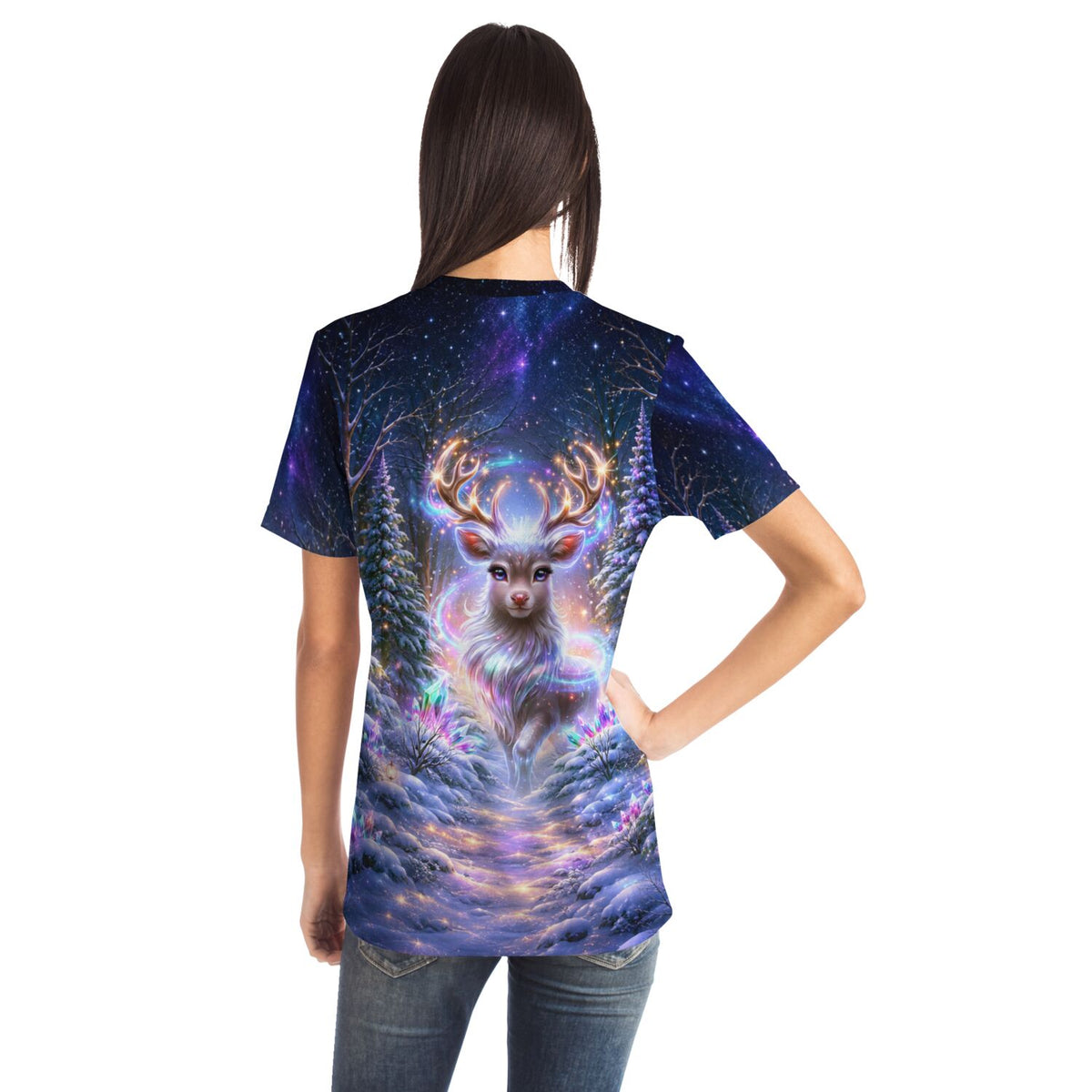 Frau trägt T-Shirt mit mystischem Winterwald-Motiv und leuchtendem Hirsch, im Stil bekannter Diamond Painting Designs.