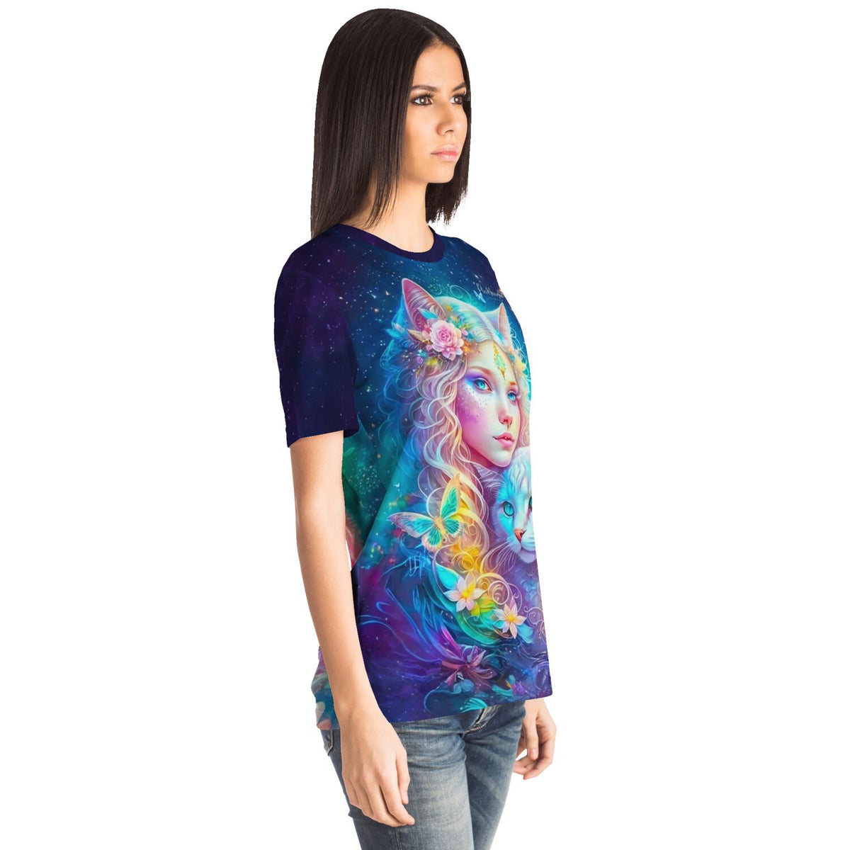 Frau trägt T-Shirt mit farbenfrohem Dreamer-Motiv: Elfe mit Katze im Fantasy-Stil, inspiriert durch Diamond Painting Kunst.