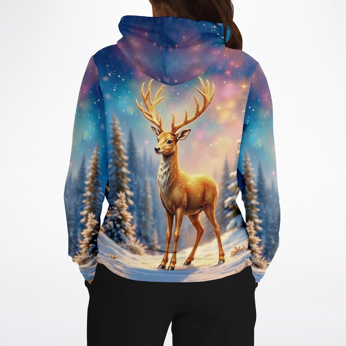 Dreamer Hoodie mit goldenem Hirsch Motiv vor Winterlandschaft, wie bekannt aus unseren Diamond Painting Sets.