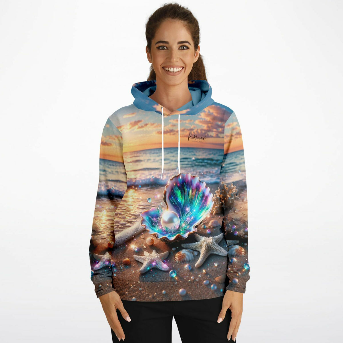 Frau trägt Dreamer Hoodie mit glitzerndem Muschel-Motiv im Strand-Design, inspiriert durch Diamond Painting Kunstwerke.