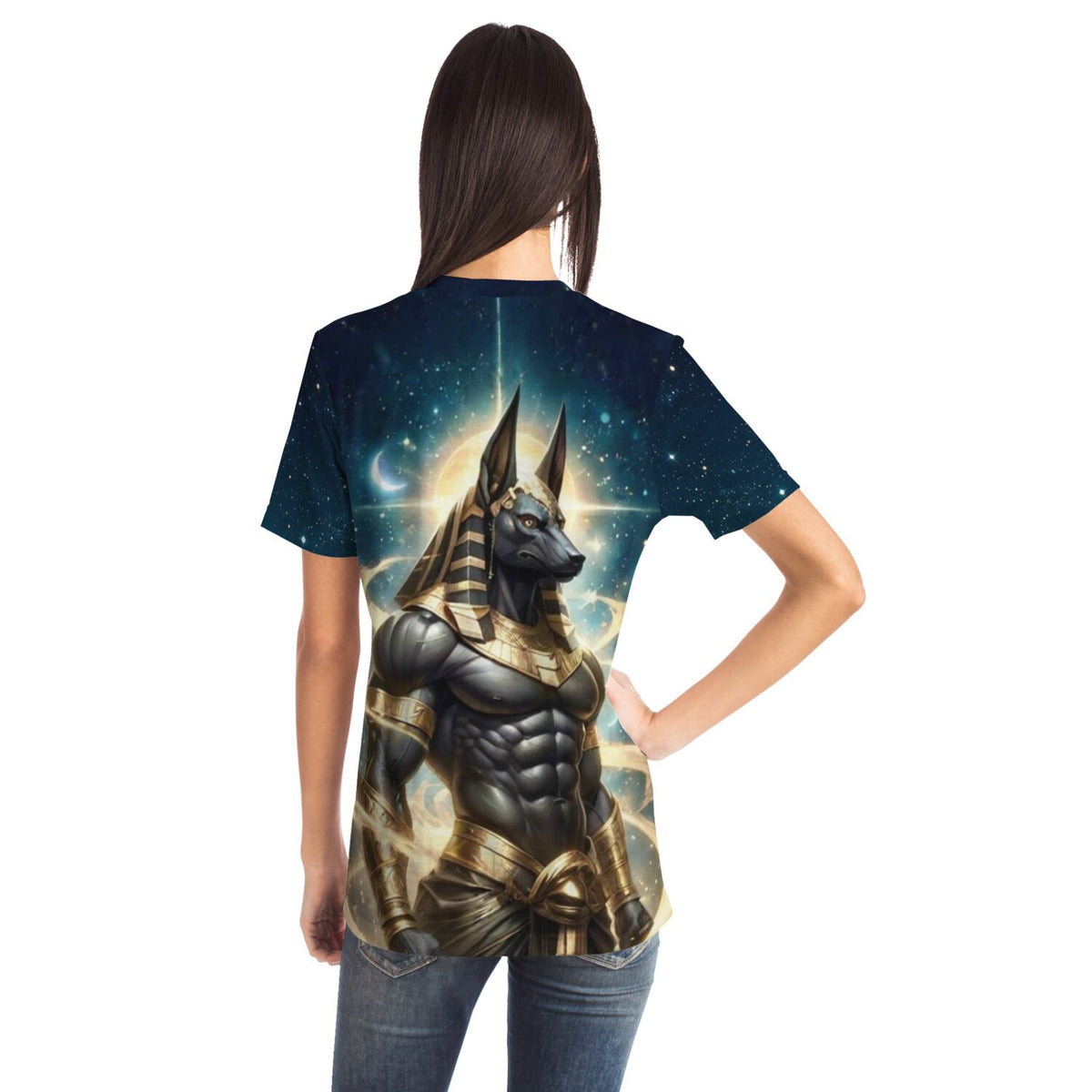 Frau trägt T-Shirt mit Anubis Motiv auf galaktischem Hintergrund, passend zu ästhetischen Diamond Painting Designs