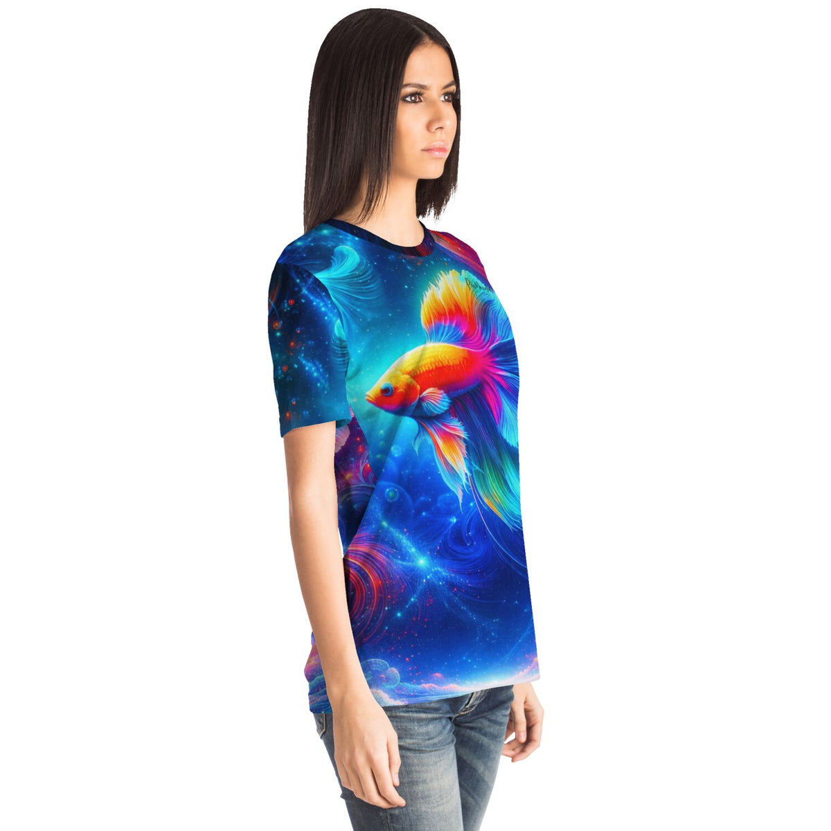 Frau trägt Dreamer T-Shirt mit buntem Kampffisch-Motiv in einer magischen Unterwasserwelt, inspiriert durch Malen nach Zahlen