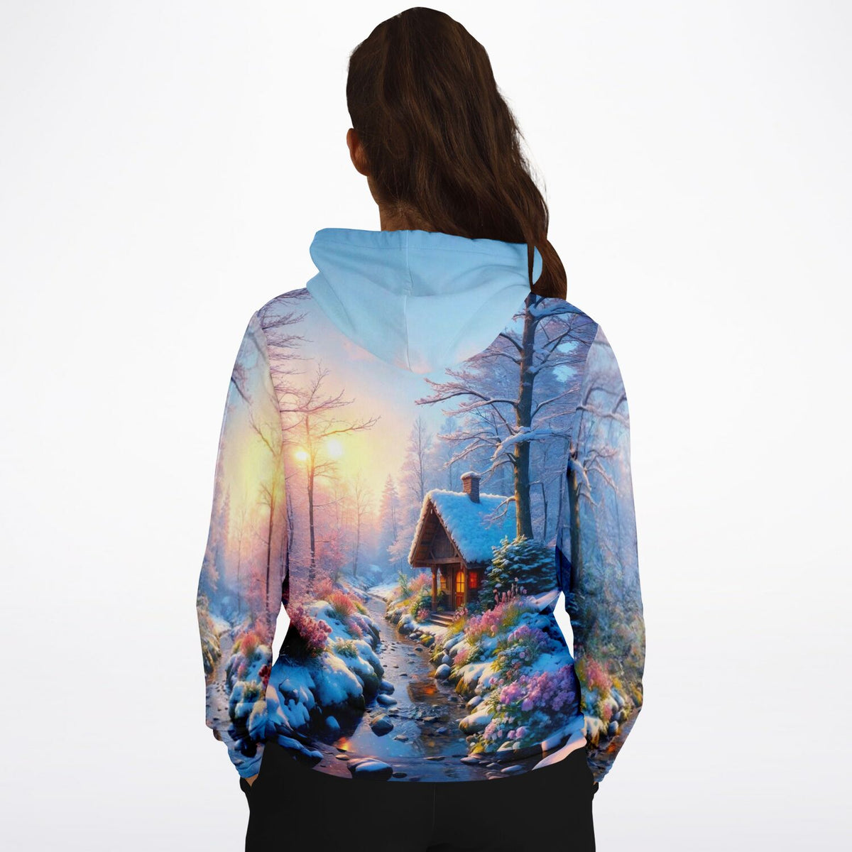 Dreamer Hoodie mit Wintermorgen-Motiv, kunstvoller Druck einer verschneiten Hütte am Bach, perfekt für Kreative