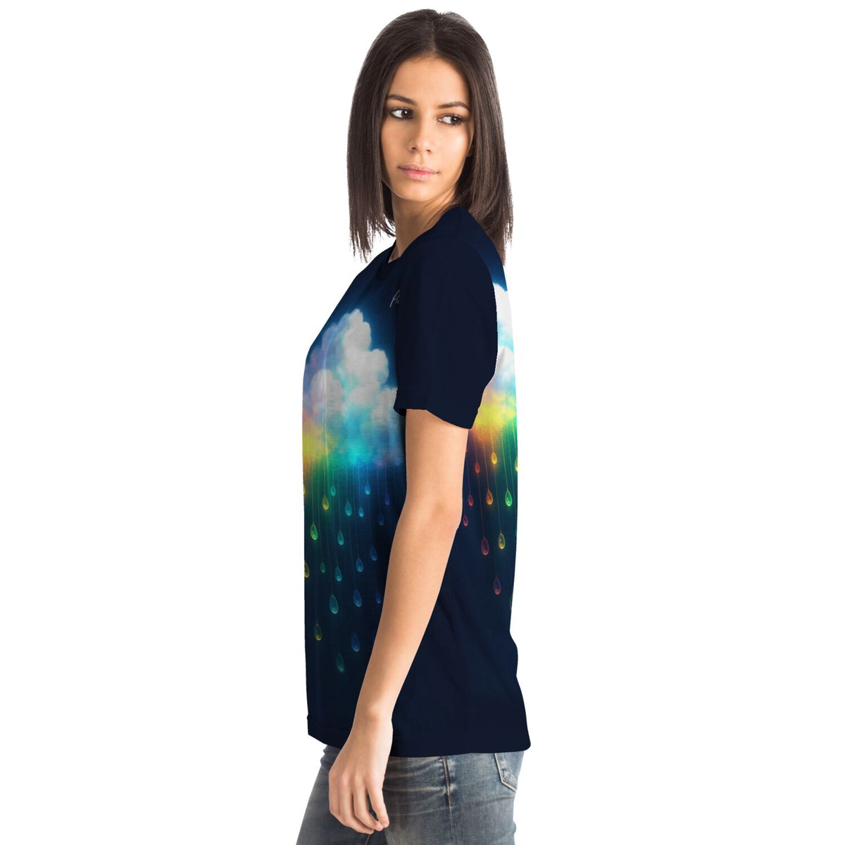 Frau trägt Dreamer T-Shirt mit buntem Regenbogenwolken-Motiv, inspiriert durch Diamond Painting und Malen nach Zahlen Kunst