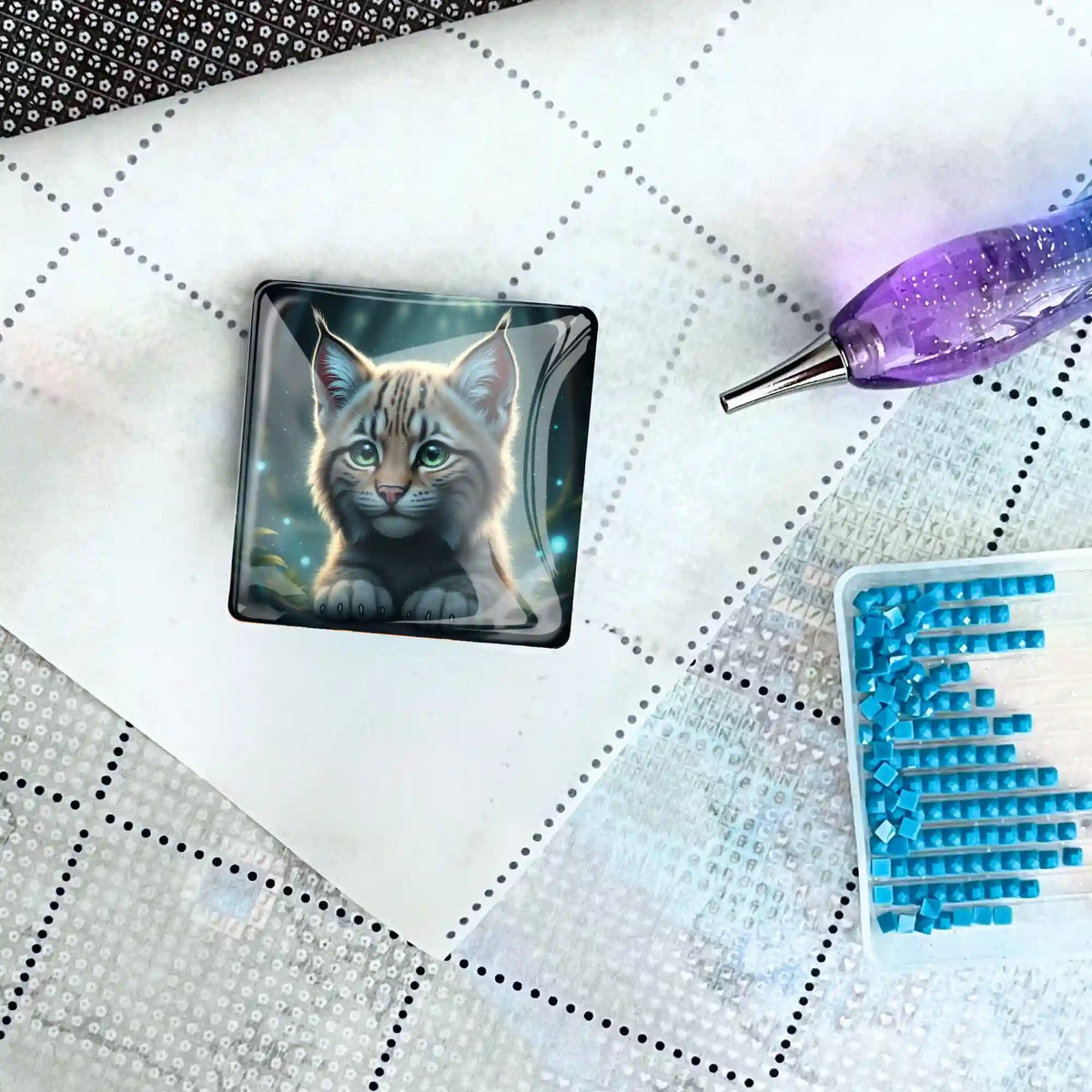 Magischer Cover Minder mit Waldtier-Motiv auf einer Diamond Painting Leinwand mit Glitzersteinen und Applikator