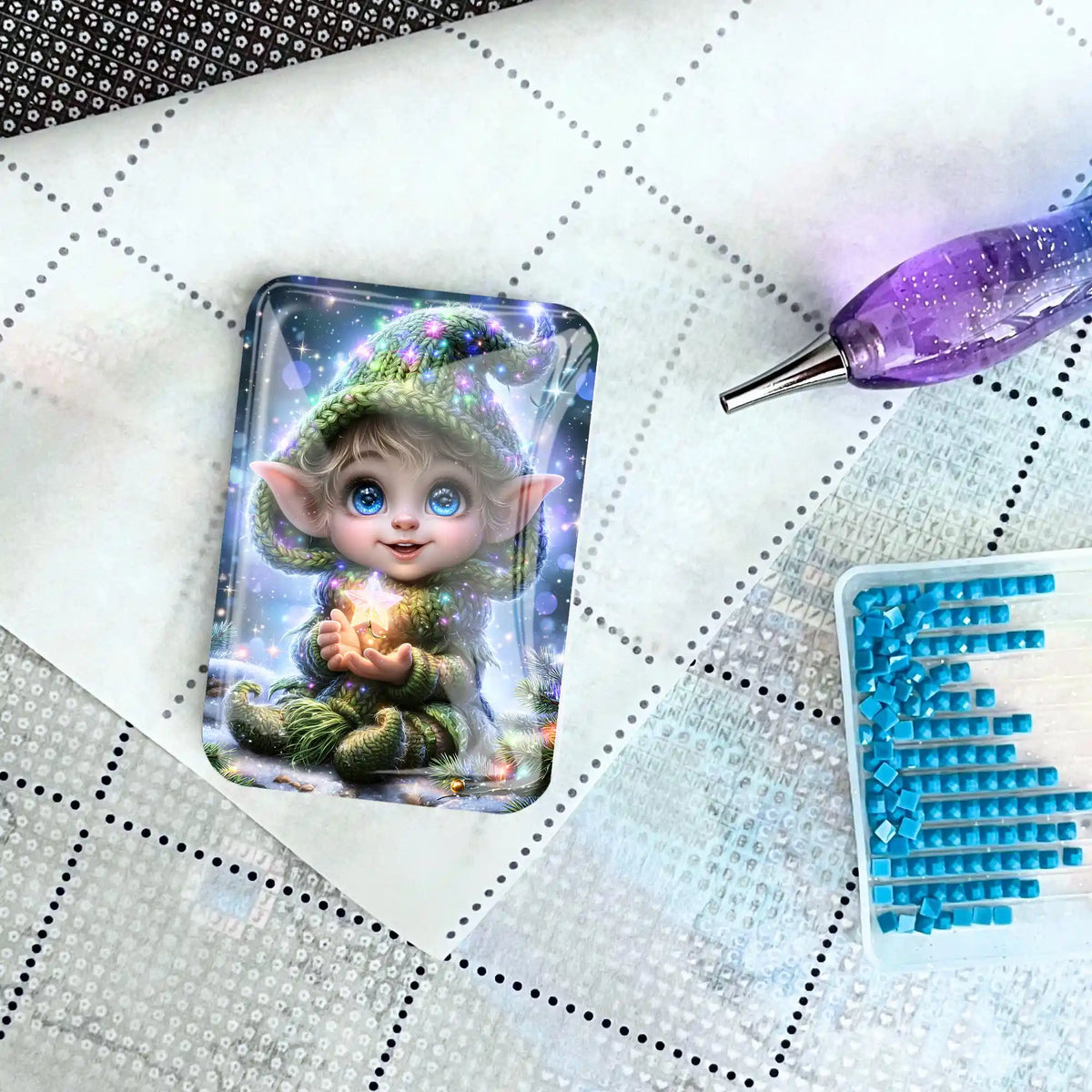 Magischer Cover Minder mit Wichtel-Motiv für Diamond Painting auf einer Leinwand mit Stift und blauen Steinchen