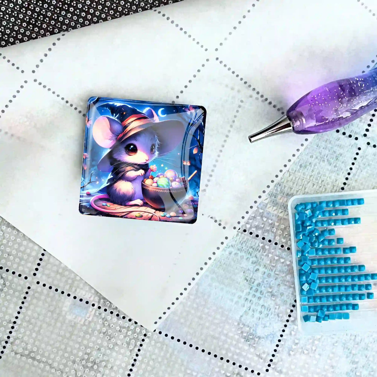 Magischer Cover Minder Mondflausch Maus auf einer Diamond Painting Leinwand mit Glitzersteinen und Stift
