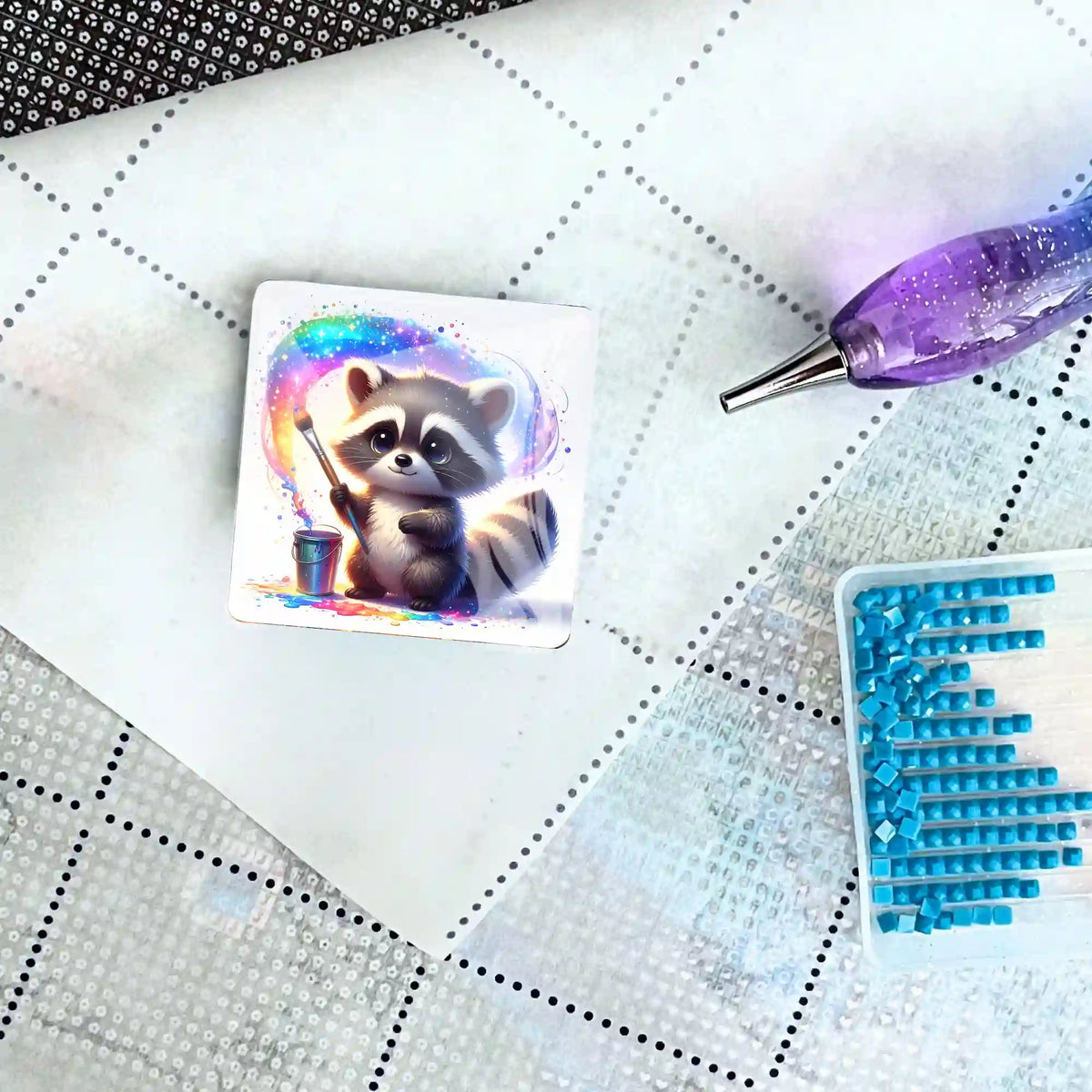 Quadratischer Diamond Painting Cover Minder Waschbär Klecks mit magnetischem Zubehör auf einer Leinwand im Set.