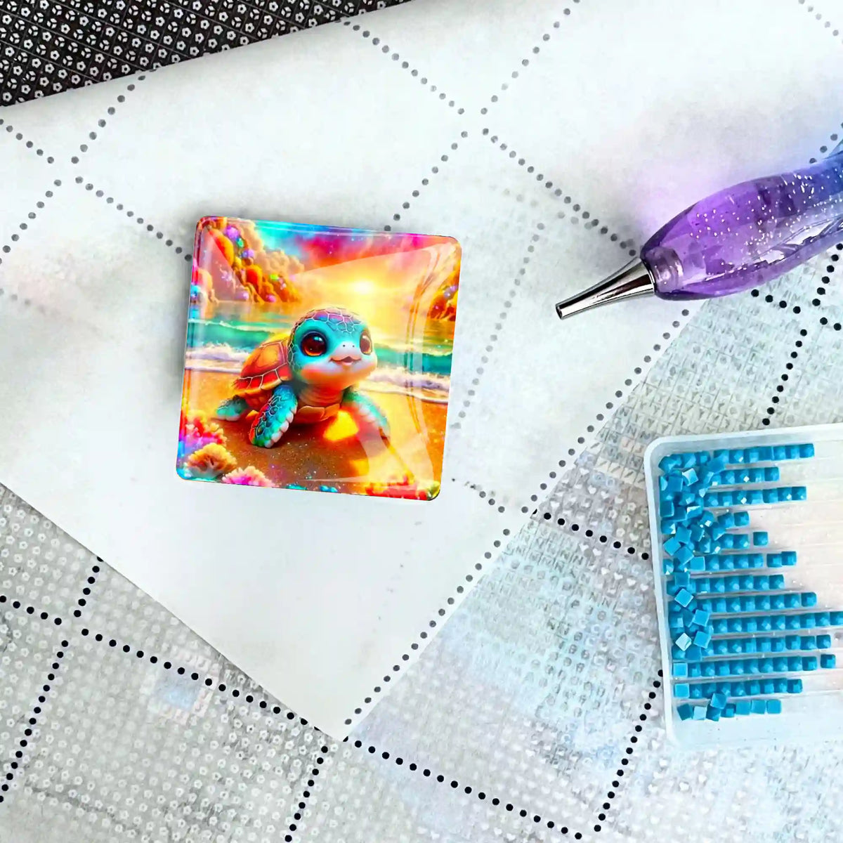 Glas Cover Minder mit Schildkröten-Motiv für Diamond Painting Zubehör auf einer Leinwand mit Stift und Steinen