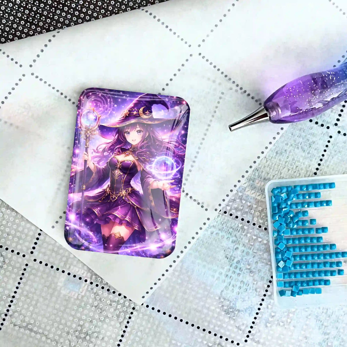 Magischer Cover Minder Celestara für Diamond Painting mit lilafarbener Anime-Hexe auf einer Klebefolie