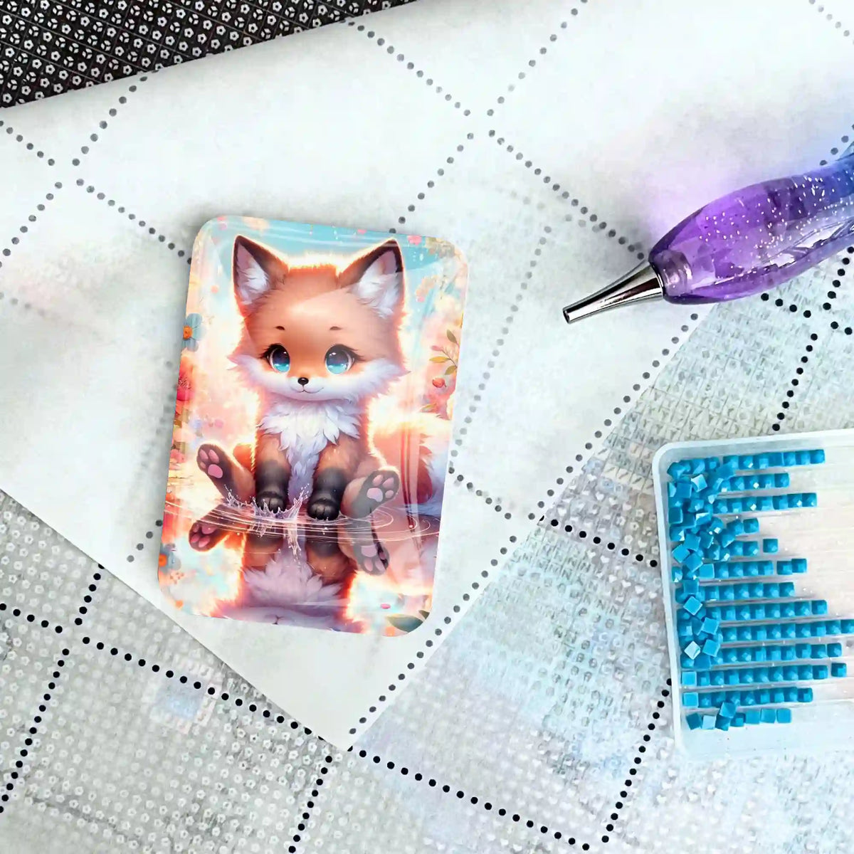 Glas Cover Minder mit süßem Fuchs-Motiv als praktisches Diamond Painting Zubehör auf Leinwand mit Stift und Steinchen.