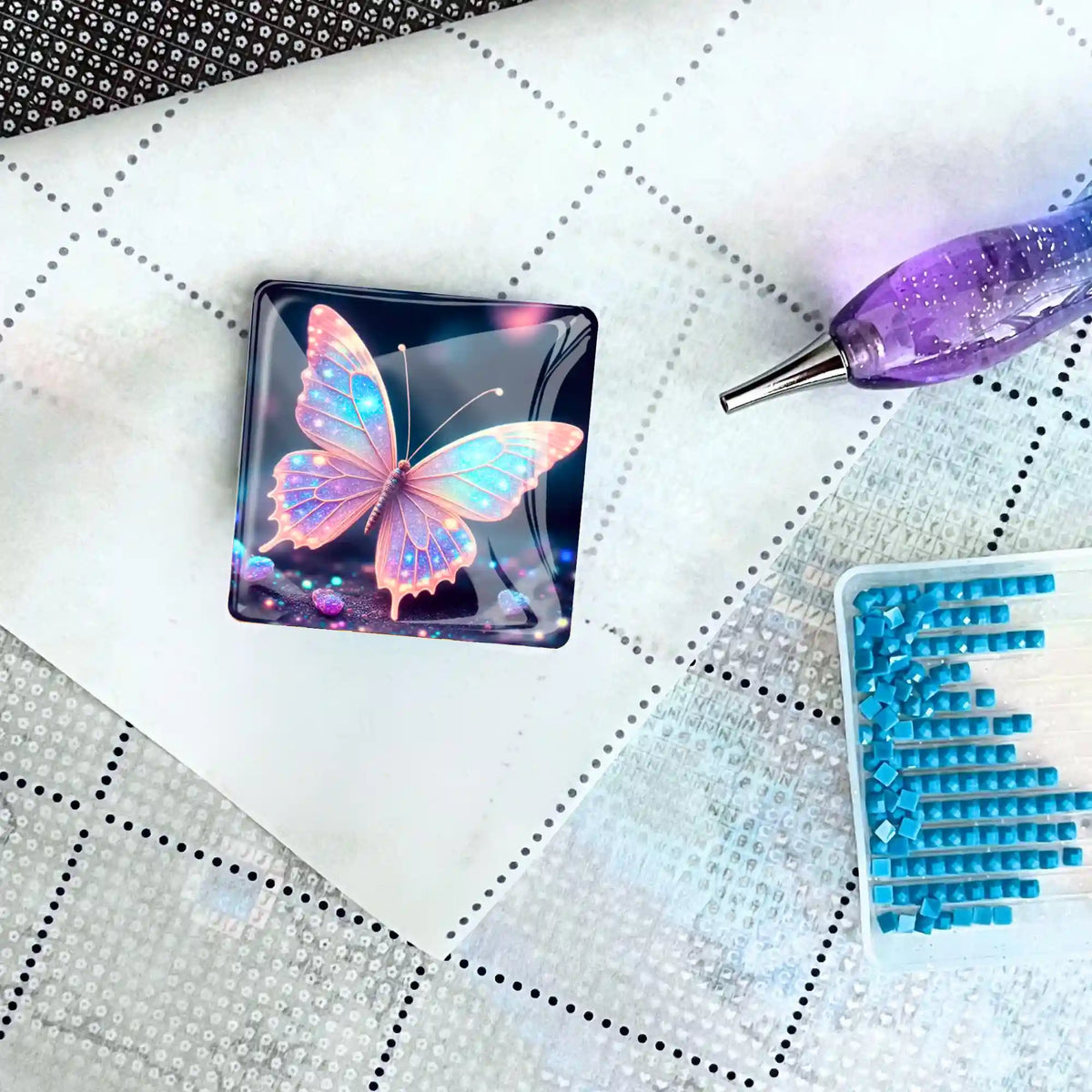 Magischer Schmetterling Cover Minder aus Glas als praktisches Zubehör für Diamond Painting und Bastelsets von Picmondoo.