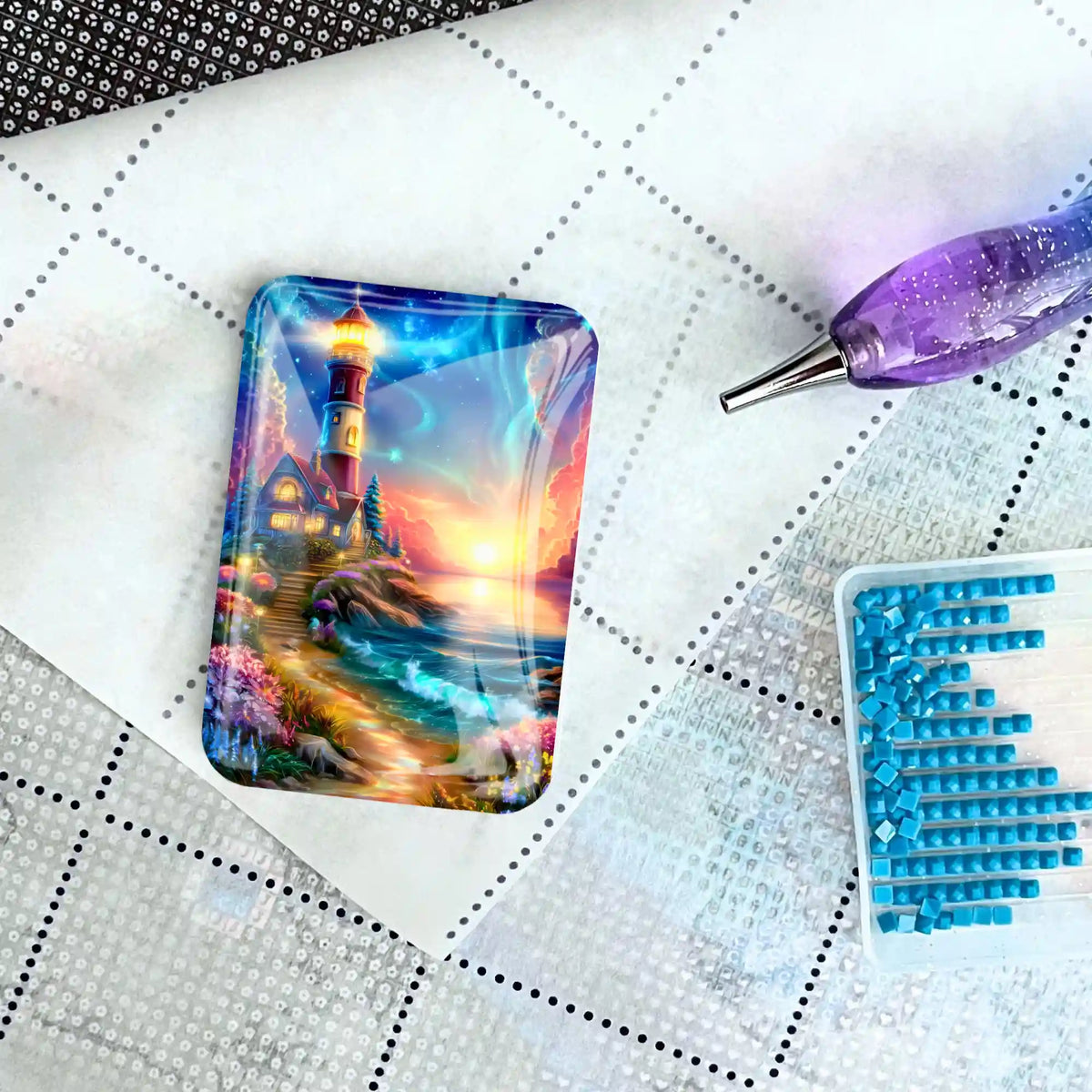 Magischer Coverminder mit Leuchtturm-Motiv als praktisches Zubehör für Diamond Painting und Bastelarbeiten