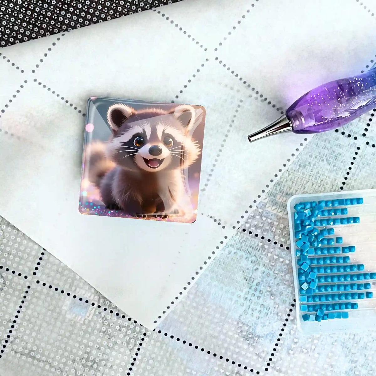 Magnetischer Cover Minder Waschbär Purzel für Diamond Painting mit buntem Glitzer-Stift und quadratischen Steinchen