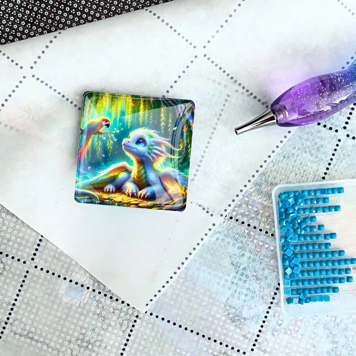 Glas Cover Minder Taru Drachenmotiv auf einer Diamond Painting Leinwand mit Stift und blauen Diamanten