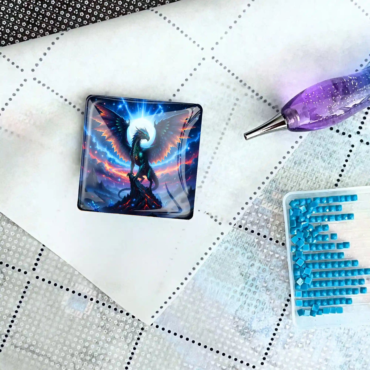 Quadratischer Aetherion Drachen Cover Minder aus Glas als Zubehör für ein Diamond Painting Set auf weißer Leinwand