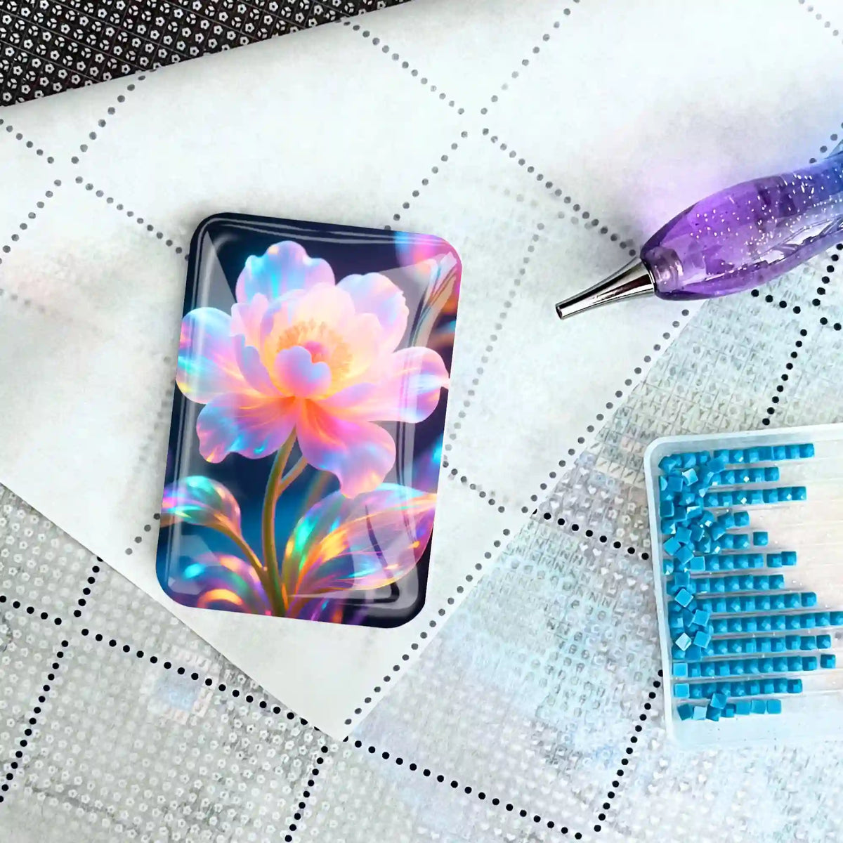 Magischer Cover Minder mit Blumenmotiv auf Diamond Painting Leinwand mit Glitzer-Stift und blauen Diamanten