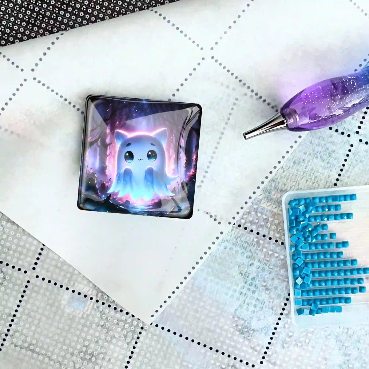 Glowy Cover Minder aus Glas mit süßem Geister-Motiv auf einer Diamond Painting Leinwand mit Stift und Steinen