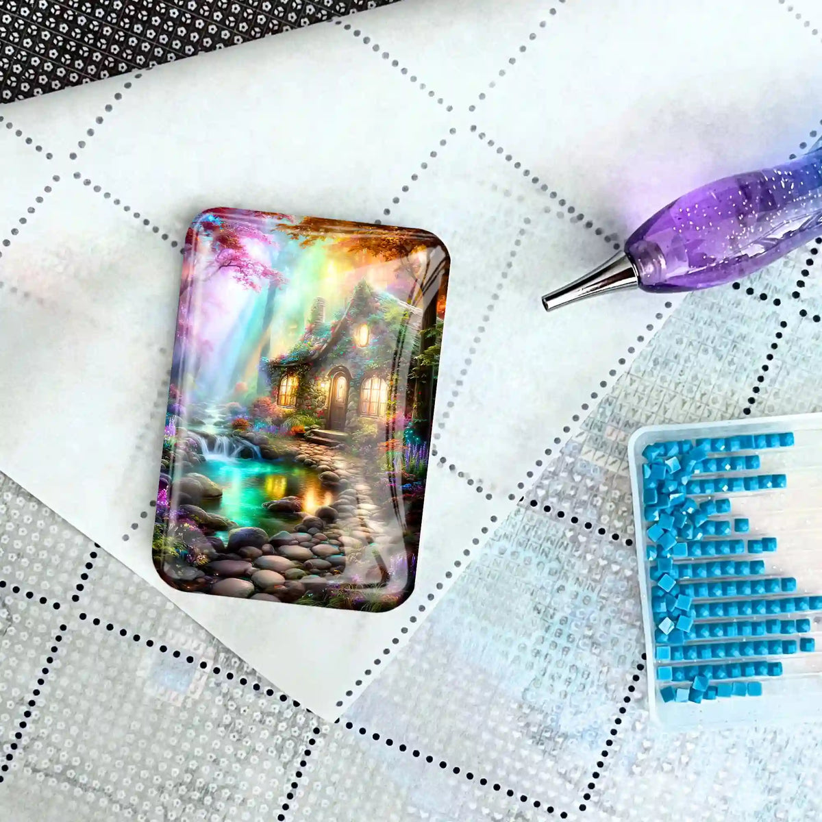 Magischer Cover Minder mit Waldhaus-Motiv als praktisches Tool für Diamond Painting auf einer Leinwand