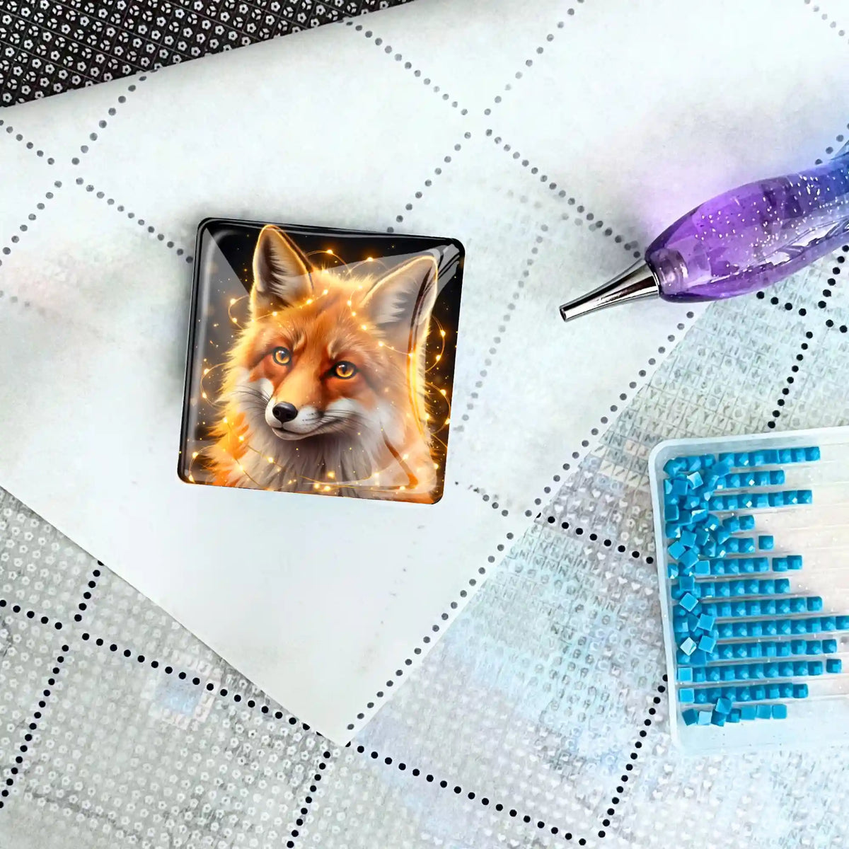 Quadratischer Cover Minder Lyra mit Fuchs-Motiv auf einer Diamond Painting Leinwand mit Glitzerstift