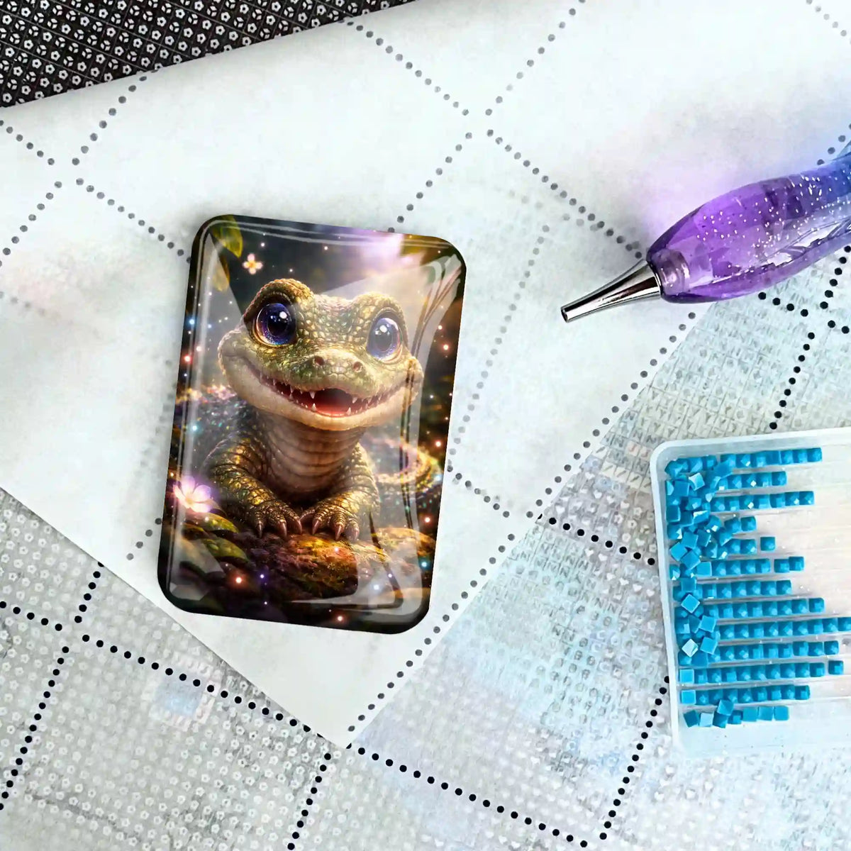 Glas Cover Minder mit süßem Echsen-Motiv für Diamond Painting auf einer Leinwand mit Stift und blauen Diamanten