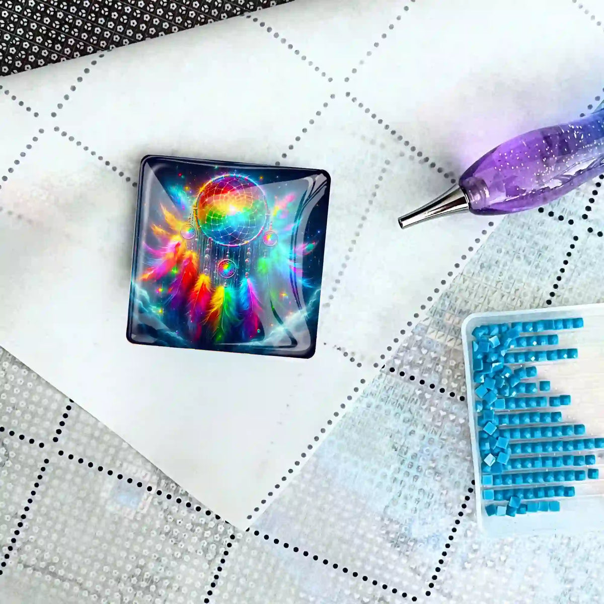 Quadratischer Diamond Painting Cover Minder mit buntem Traumfänger-Motiv auf Leinwand mit Stift und Glitzersteinen