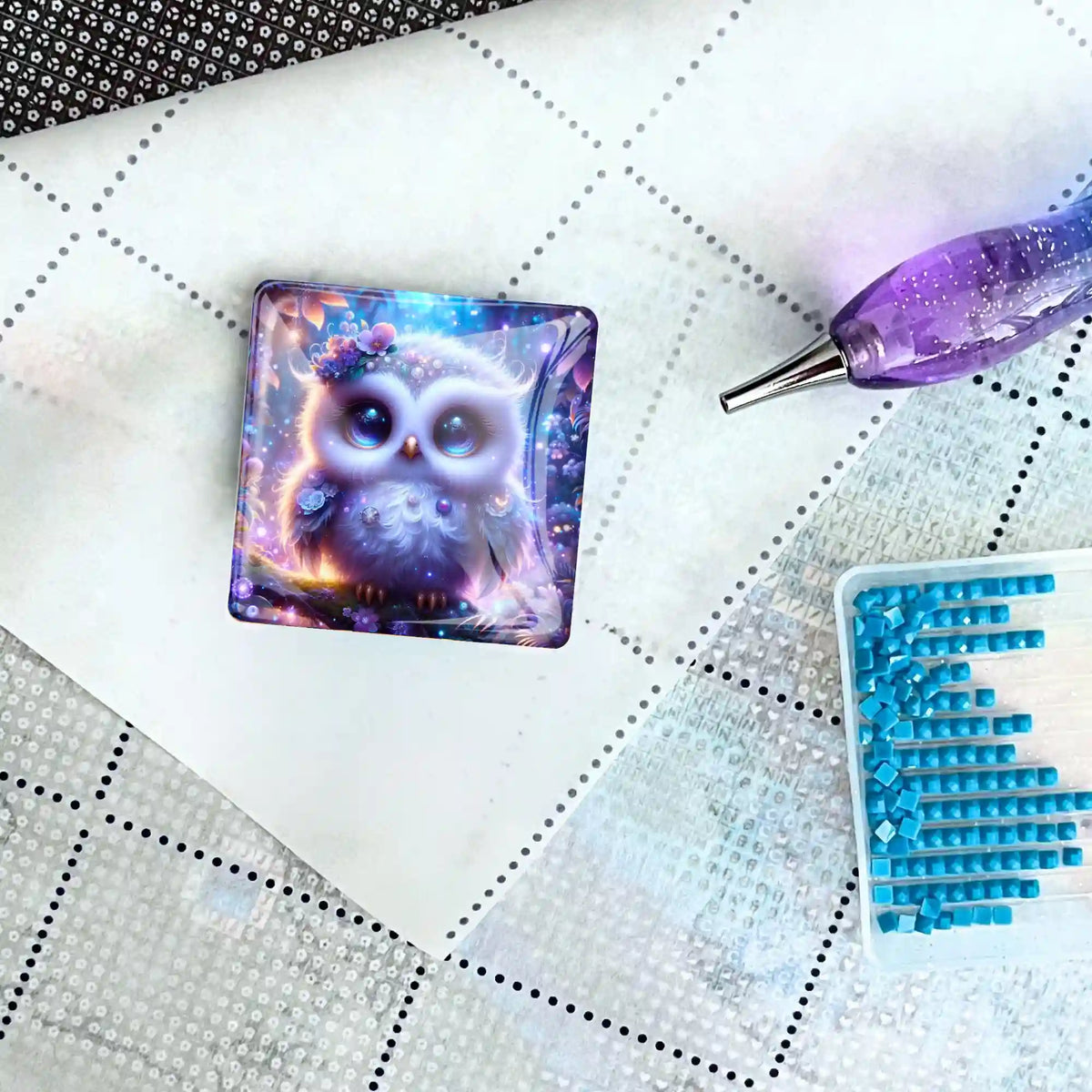 Quadratischer Eulen Cover Minder für Diamond Painting auf einer Leinwand mit Glitzer-Stift und blauem Steinchen-Set.