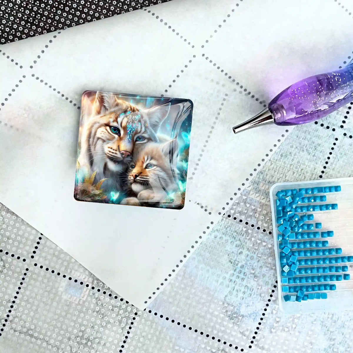 Quadratischer Cover Minder mit Luchs-Motiv auf einer Diamond Painting Leinwand mit Glitzer-Stift und blauem Steinchenset
