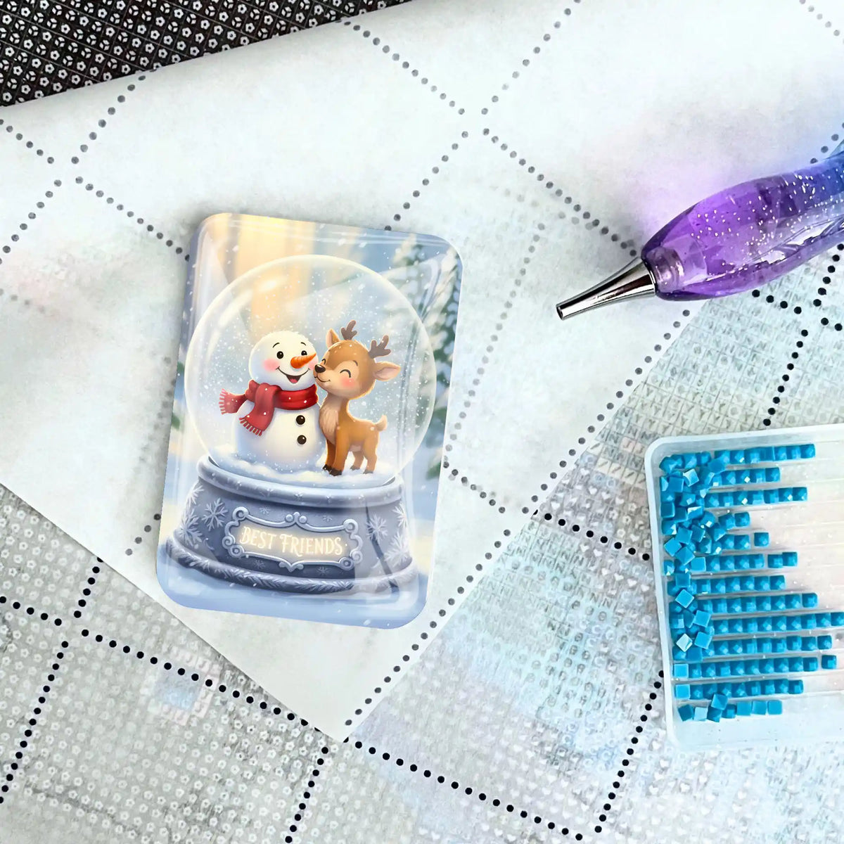 Diamond Painting Cover Minder Best Friends mit Schneemann und Rentier in Glaskugel auf Leinwand mit Glitzersteinen